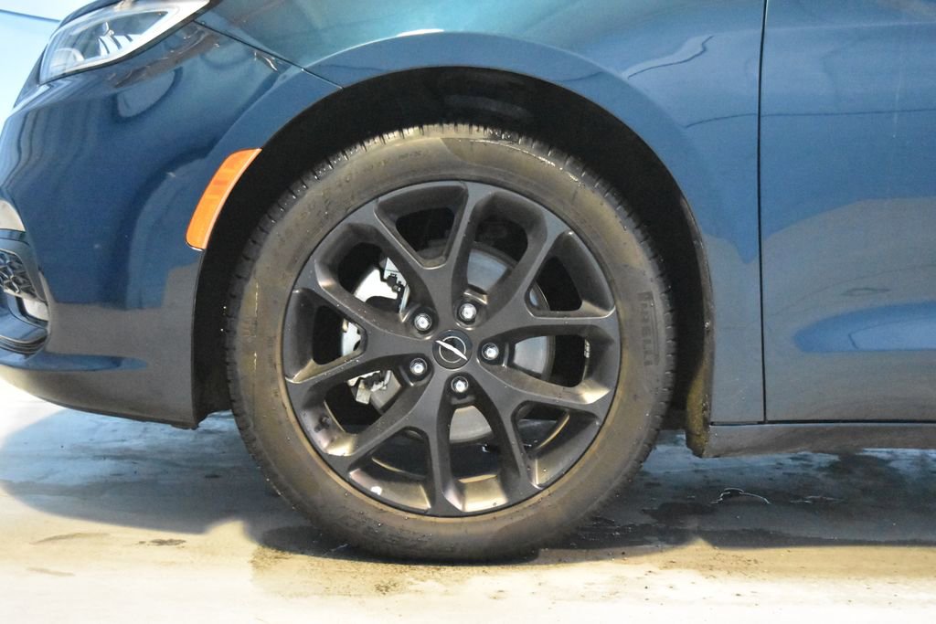 Used 2025 Chrysler Pacifica Limited image 26