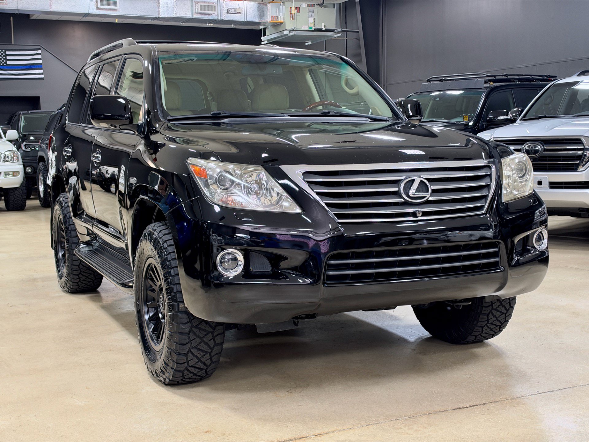 Used 2009 Lexus LX 570 4WD w/ Preferred Accessory Pkg image 4
