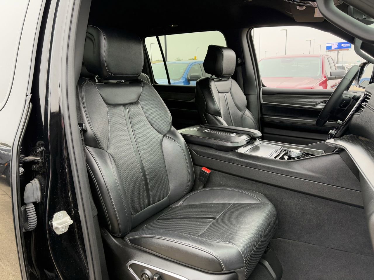 Used 2024 Jeep Wagoneer L Series II image 31