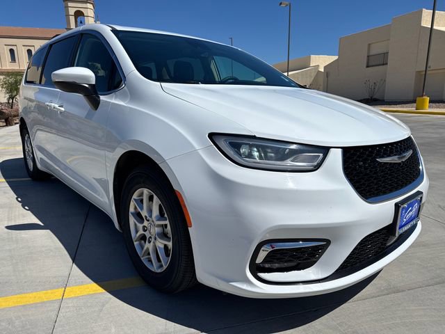 Used 2023 Chrysler Pacifica Touring-L image 7