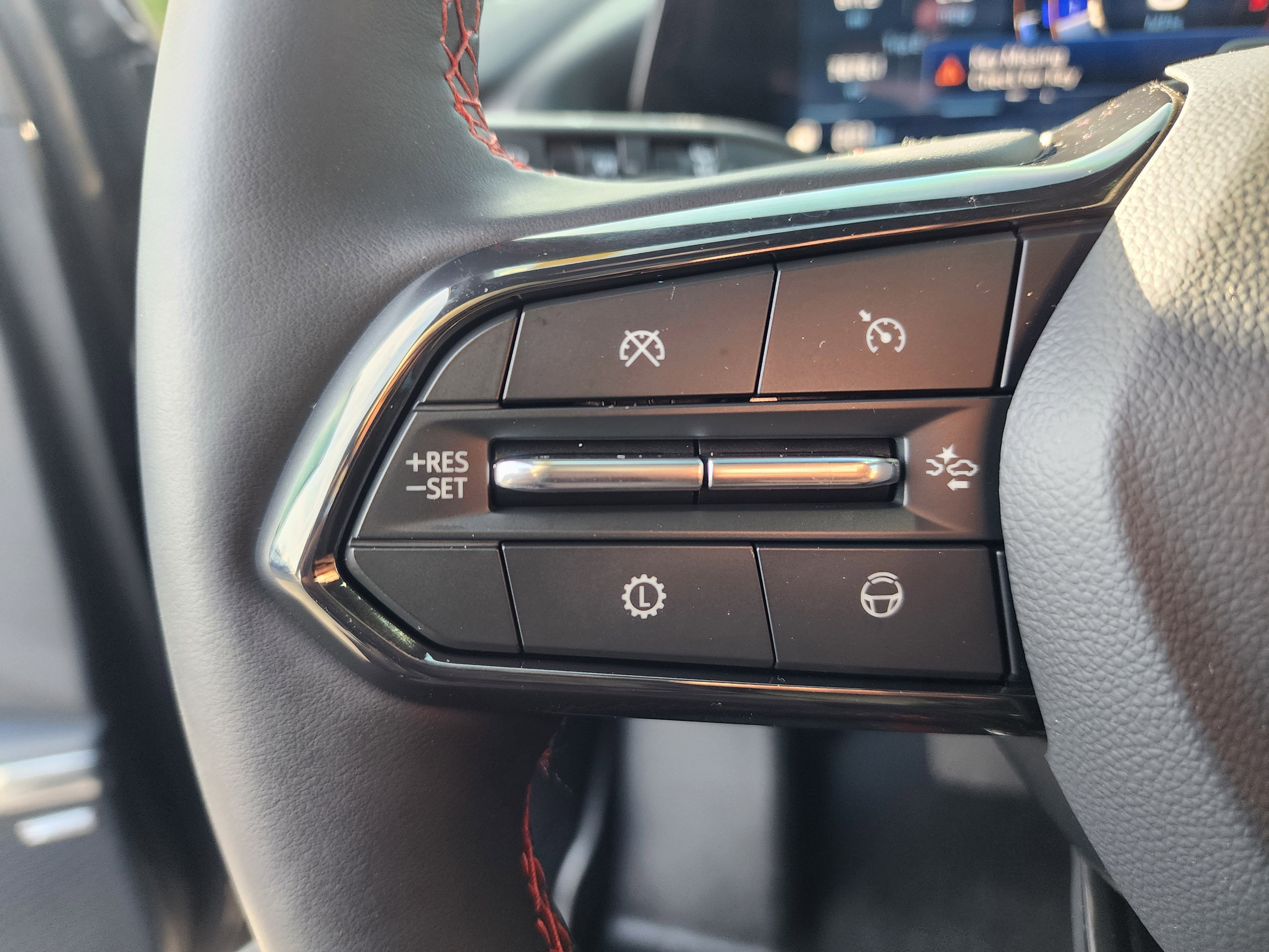 Used 2025 Chevrolet Traverse RS image 32