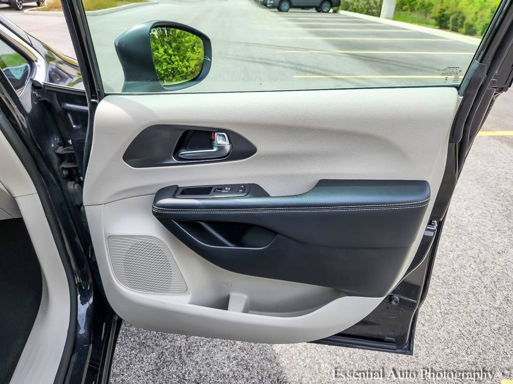 Used 2023 Chrysler Pacifica Touring-L FWD image 27