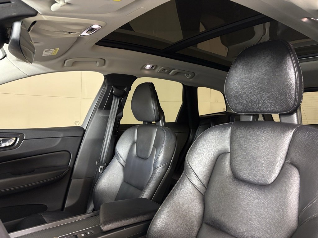 Used 2018 Volvo XC60 T6 Momentum w/ Vision Package image 18