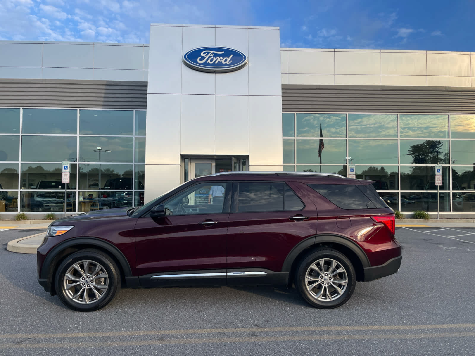 Certified 2022 Ford Explorer Limited w/ Equipment Group 301A AWD/4WD image 1