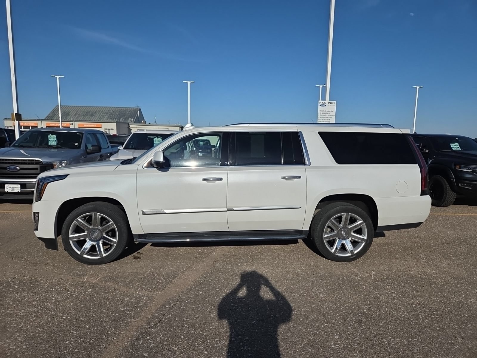 Used 2020 Cadillac Escalade ESV Premium Luxury AWD/4WD image 2
