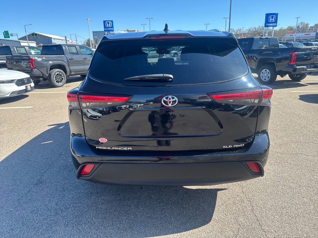 Used 2022 Toyota Highlander XLE AWD/4WD image 6