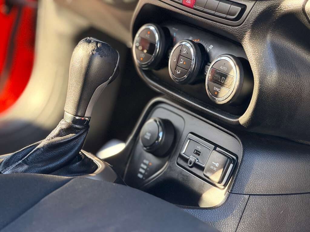 Used 2015 Jeep Renegade Latitude w/ Popular Equipment Group AWD/4WD image 16