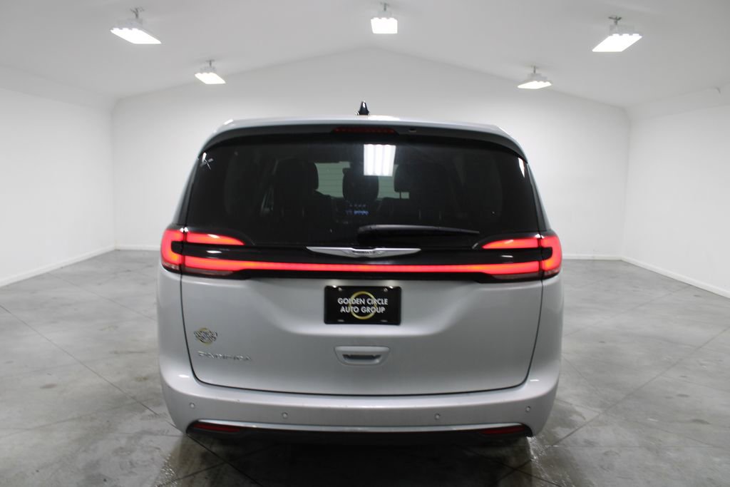 Used 2024 Chrysler Pacifica Touring-L image 8