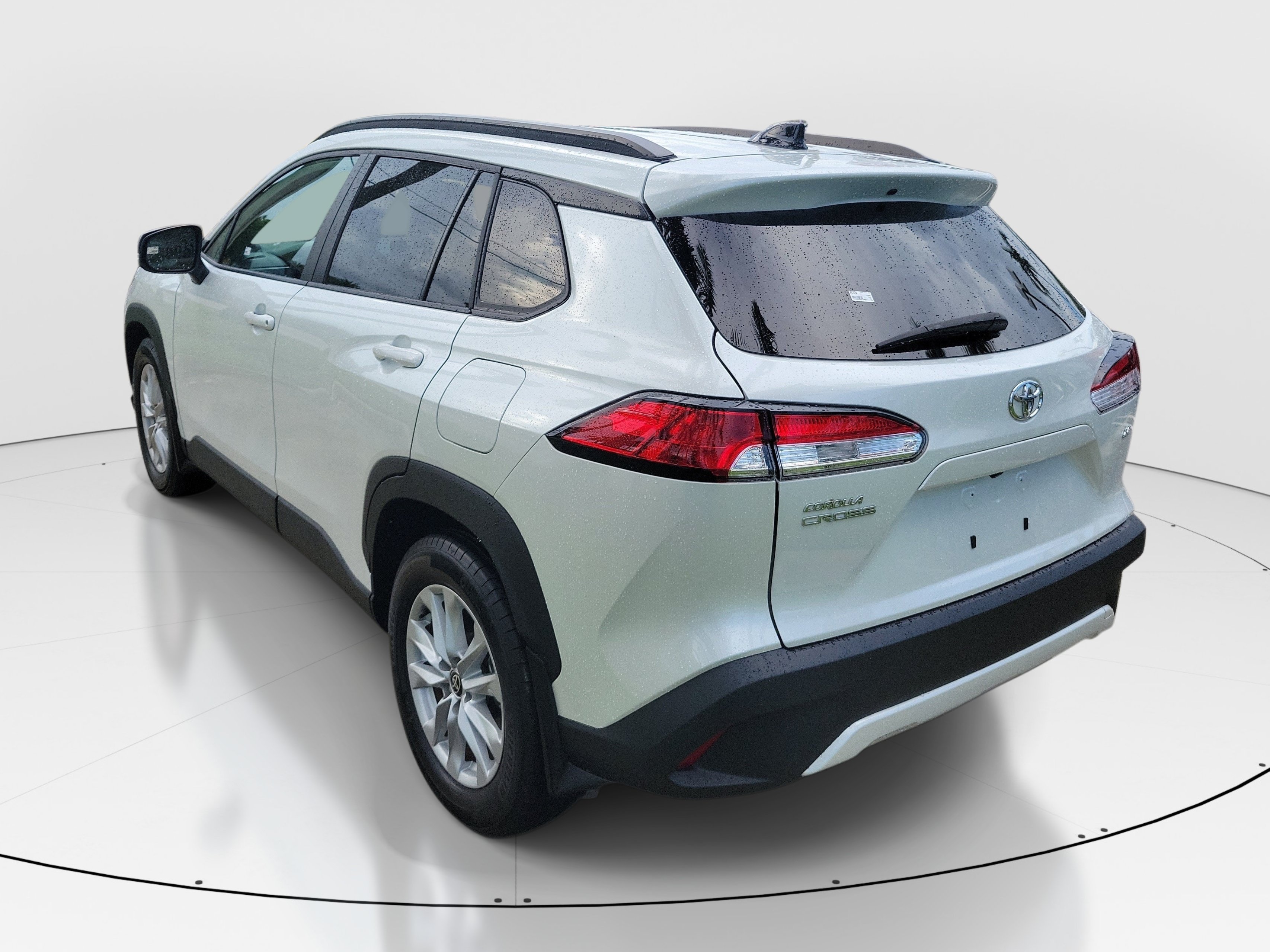 Used 2025 Toyota Corolla Cross LE FWD image 5