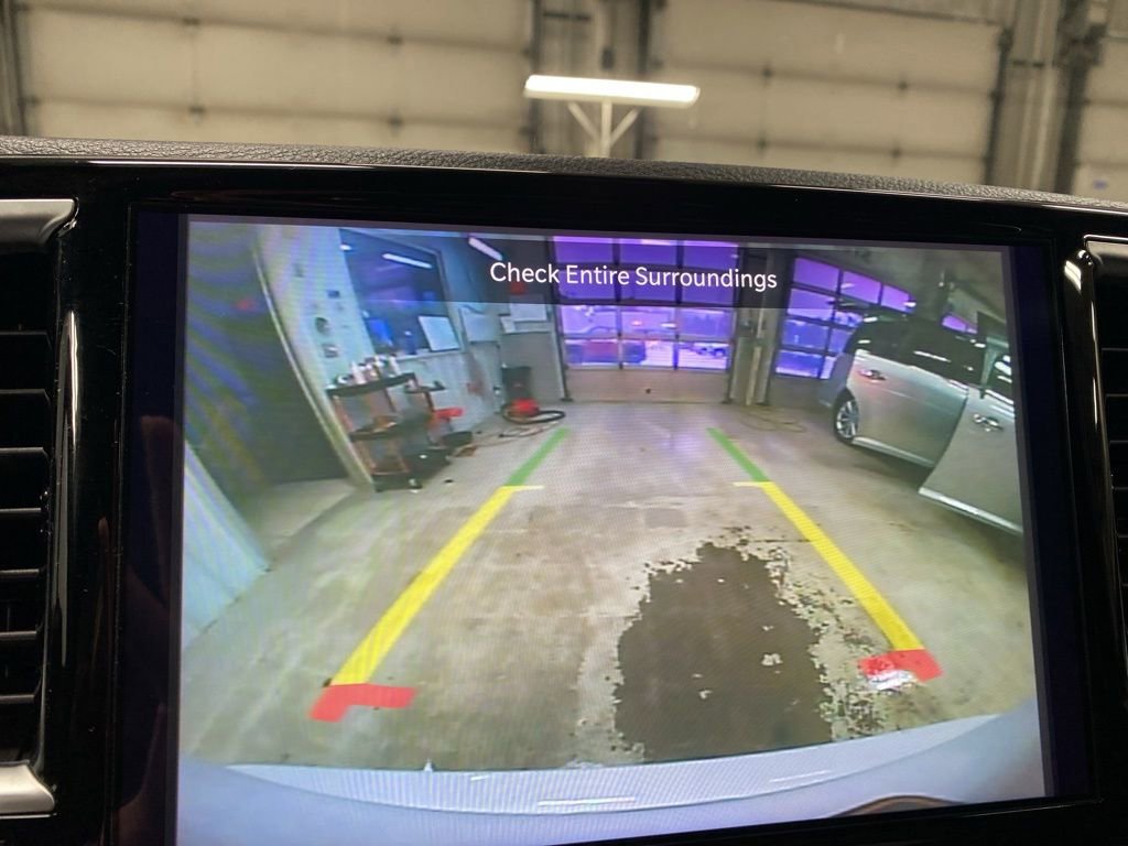 Used 2025 Chrysler Pacifica Limited image 20