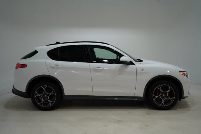 Used 2023 Alfa Romeo Stelvio Ti AWD/4WD image 8