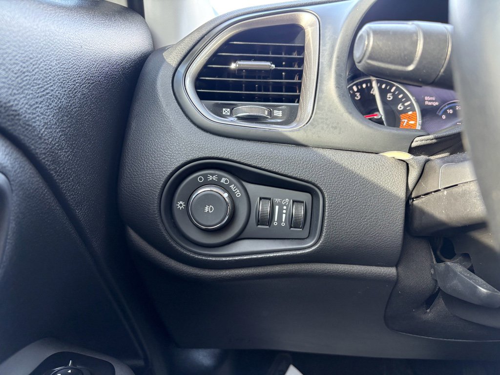 Used 2023 Jeep Renegade Limited image 9