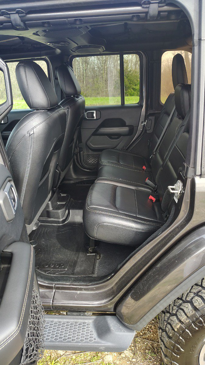 Used 2018 Jeep Wrangler Unlimited Sahara AWD/4WD image 18
