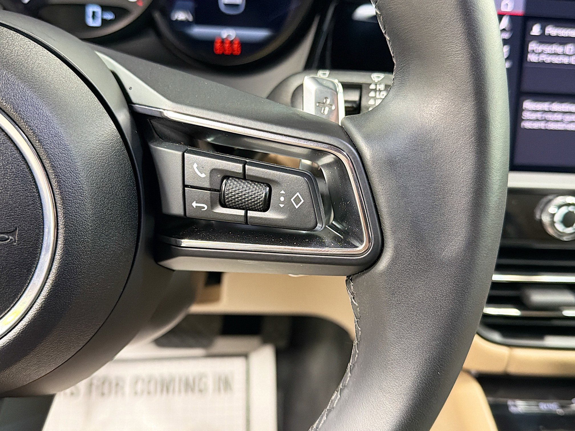 Certified 2025 Porsche Macan image 37