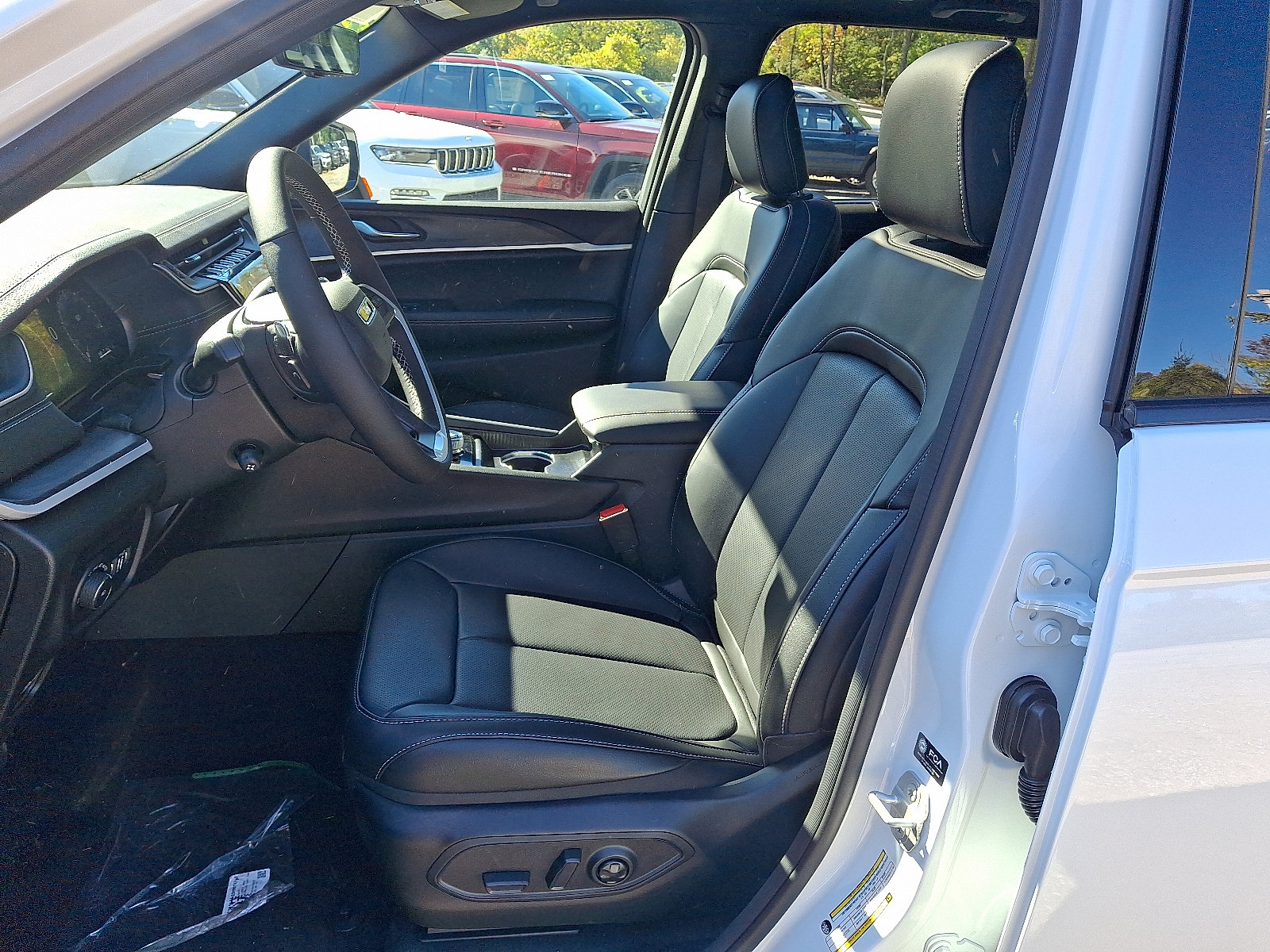 New 2025 Jeep Grand Cherokee Limited w/ Luxury Tech Group II AWD/4WD image 8