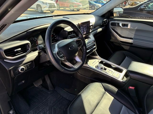 Used 2022 Ford Explorer XLT w/ Equipment Group 202A image 8