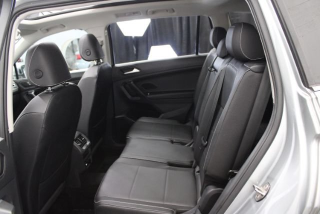 Used 2021 Volkswagen Tiguan SE w/ Panoramic Sunroof Package FWD image 21