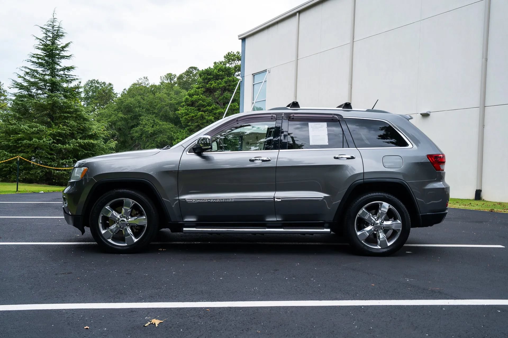 Used 2011 Jeep Grand Cherokee Overland Summit AWD/4WD image 4