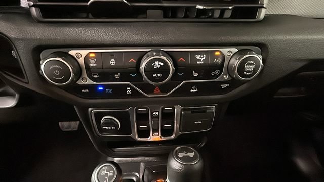 Used 2024 Jeep Wrangler Unlimited w/ Convenience Group AWD/4WD image 24