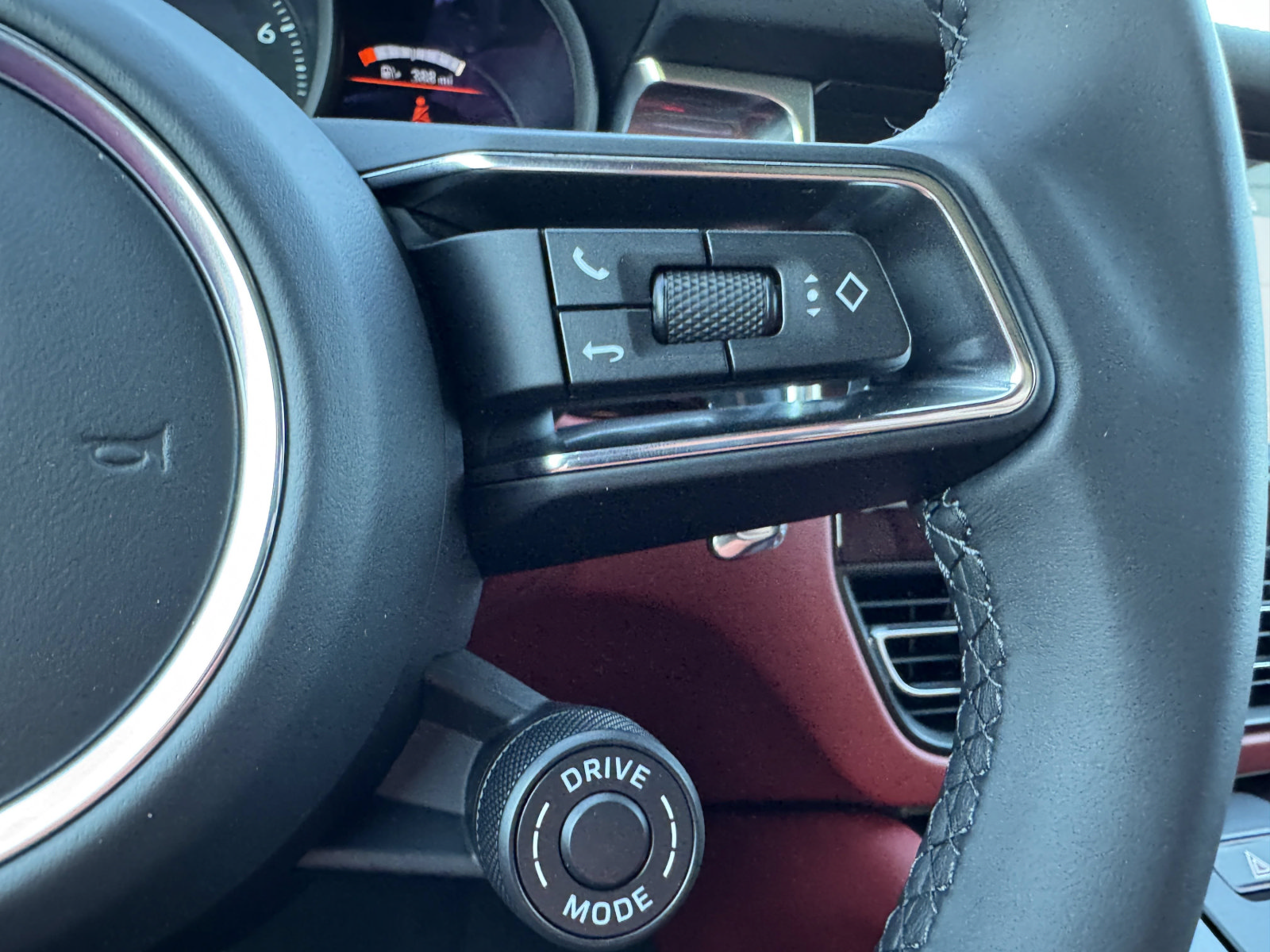 New 2025 Porsche Macan AWD/4WD image 34