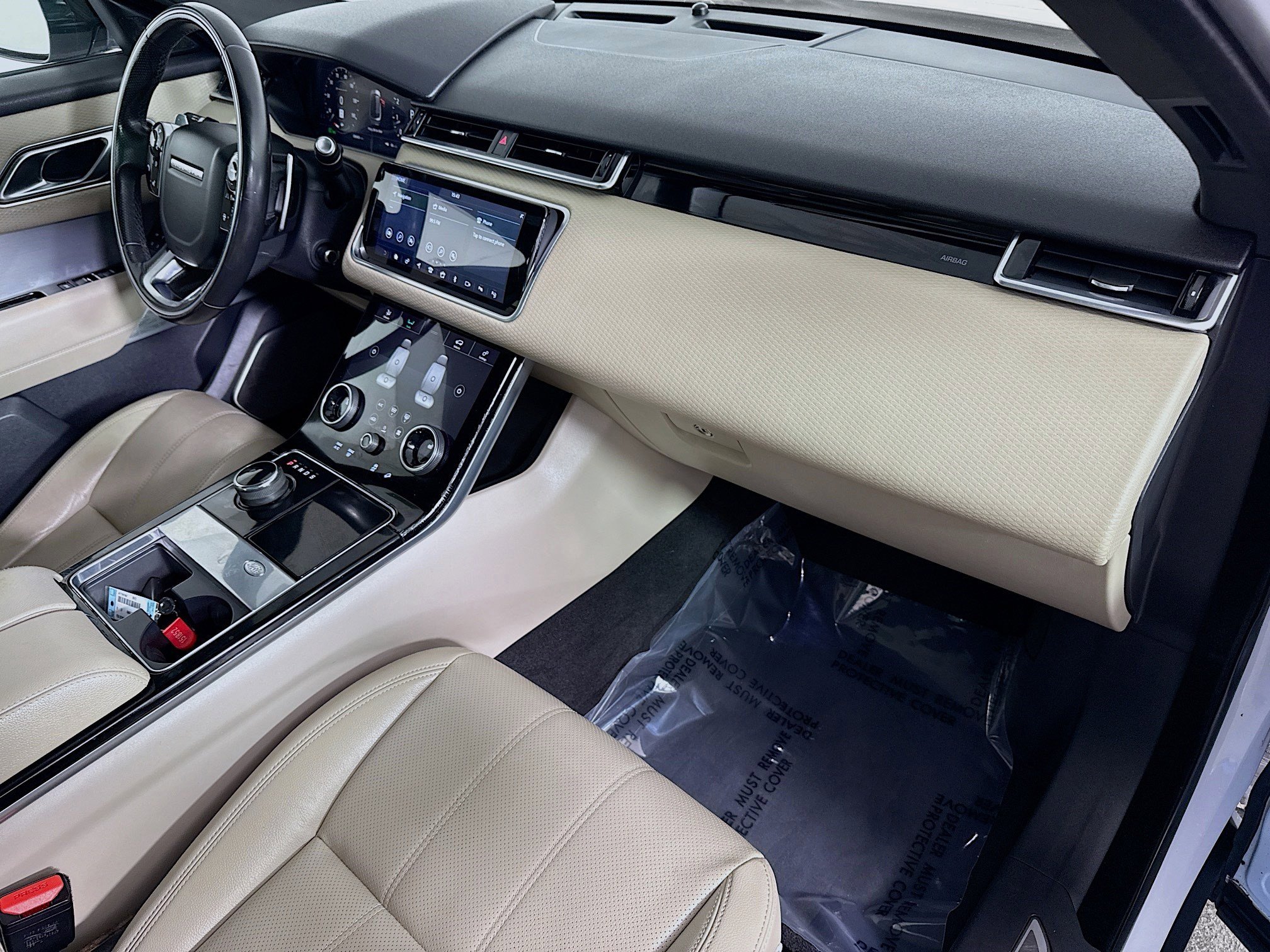 Used 2019 Land Rover Range Rover Velar R-Dynamic SE image 30