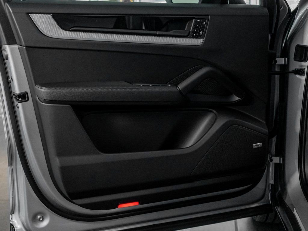 Certified 2025 Porsche Cayenne AWD/4WD image 26