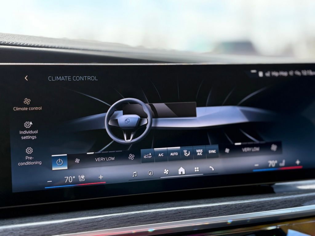 Used 2025 BMW 760i xDrive image 10