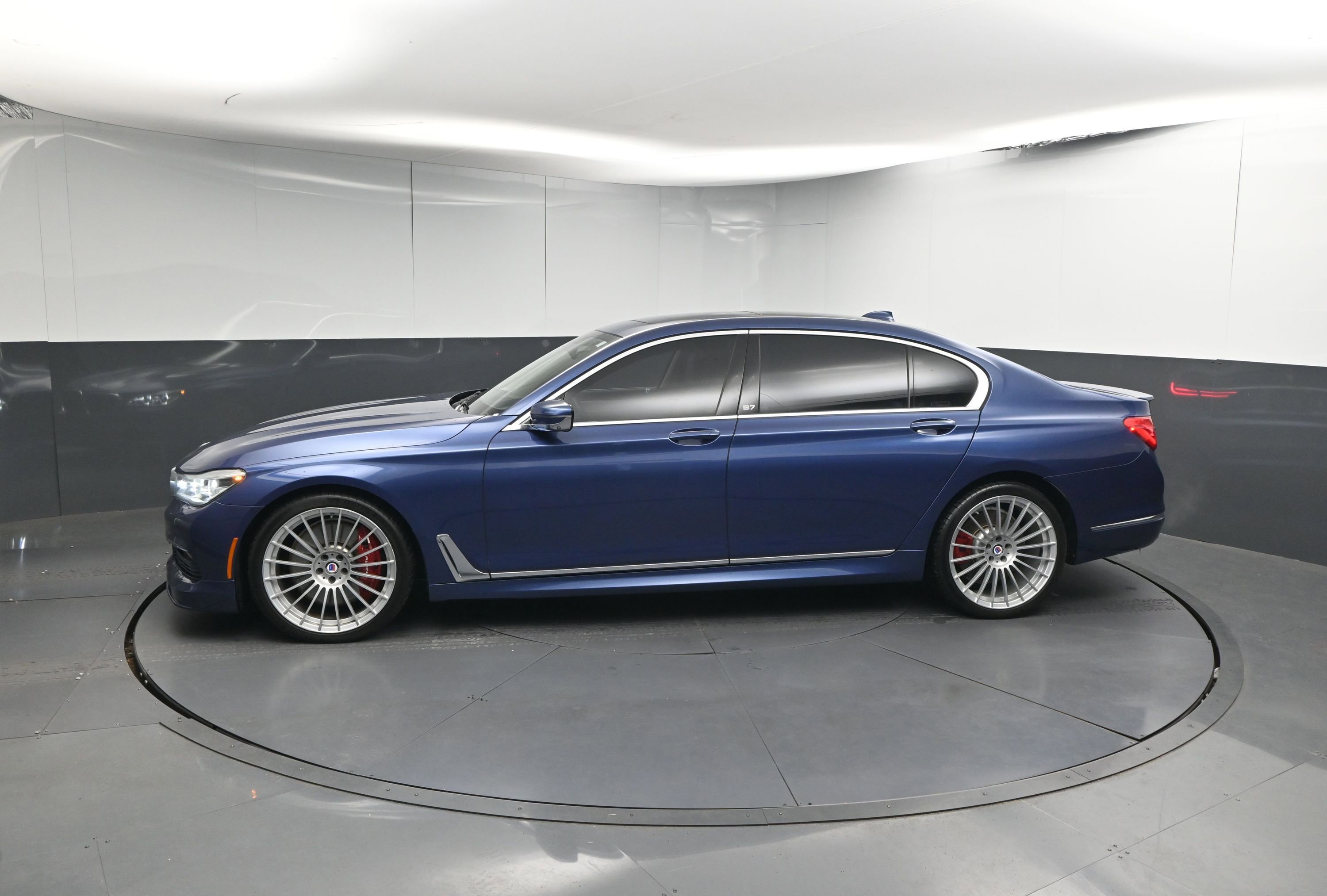 Used 2017 BMW 750i xDrive image 2