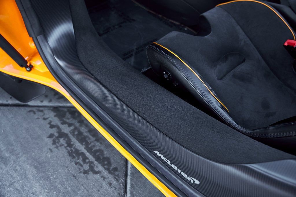 Used 2025 McLaren Artura Spider RWD image 44