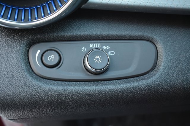 Used 2025 Chevrolet Trax LT w/ LT Convenience Package image 16