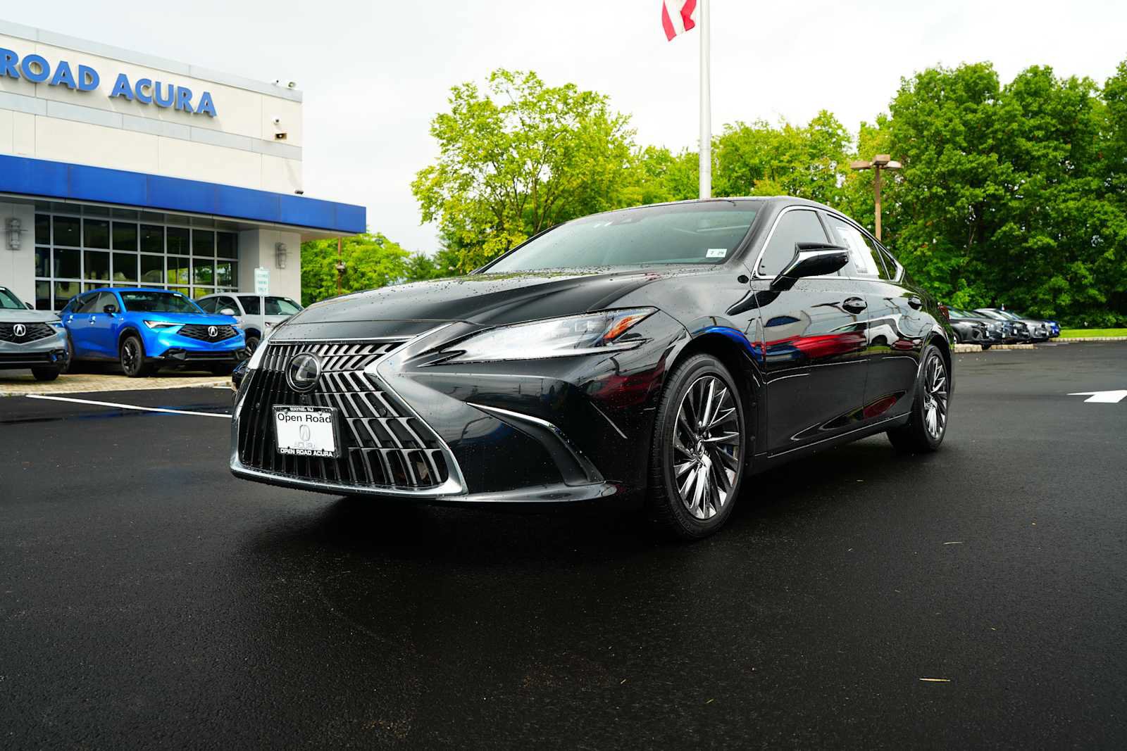 Used 2024 Lexus ES 350 Ultra Luxury w/ Accessory Package (Z2) FWD image 3