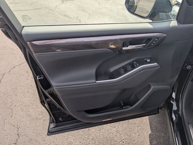 New 2026 Toyota Highlander Platinum image 14