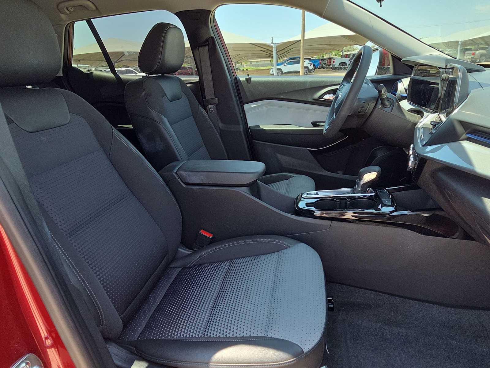 Used 2025 Chevrolet Trax LT FWD image 18