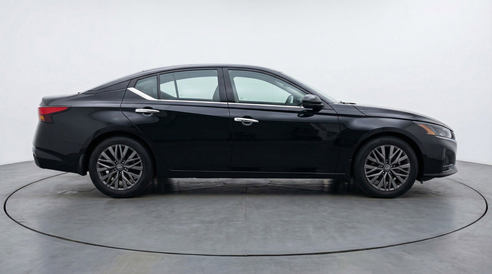 Used 2025 Nissan Altima 2.5 SV image 11