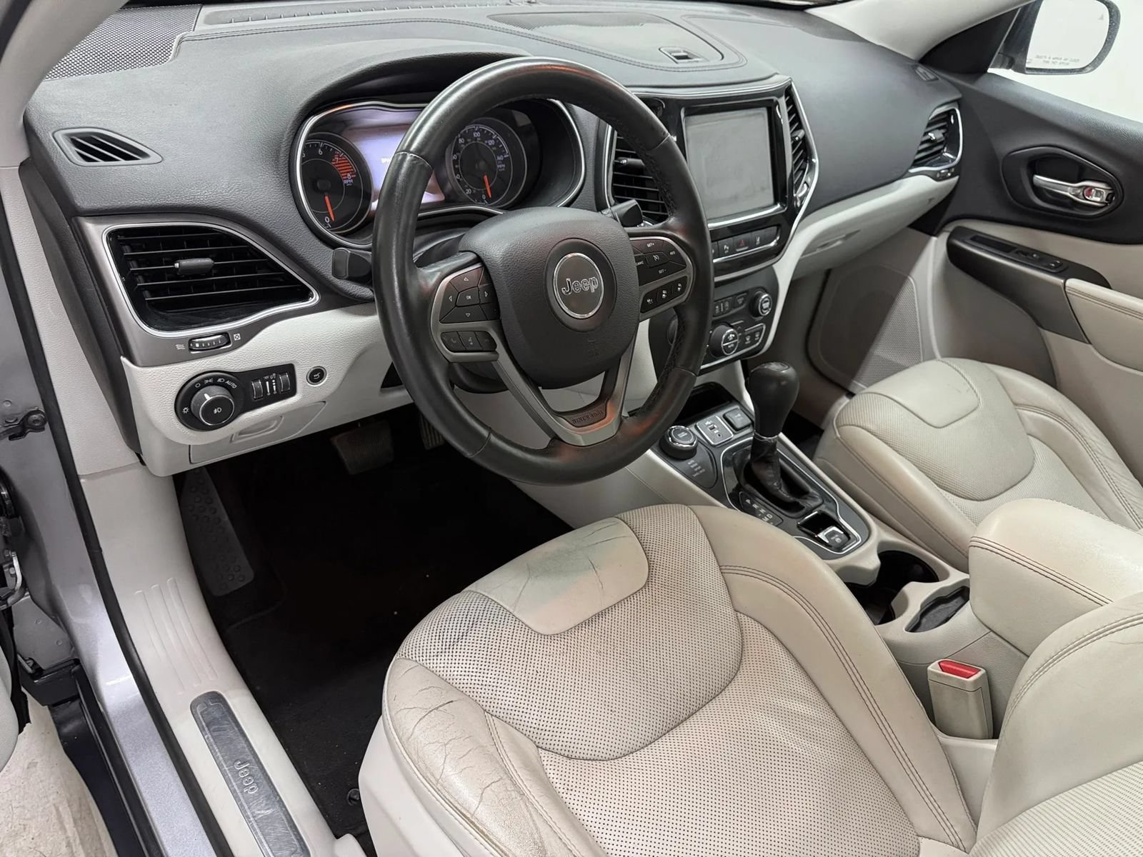 Used 2019 Jeep Cherokee Limited w/ Luxury Group AWD/4WD image 8