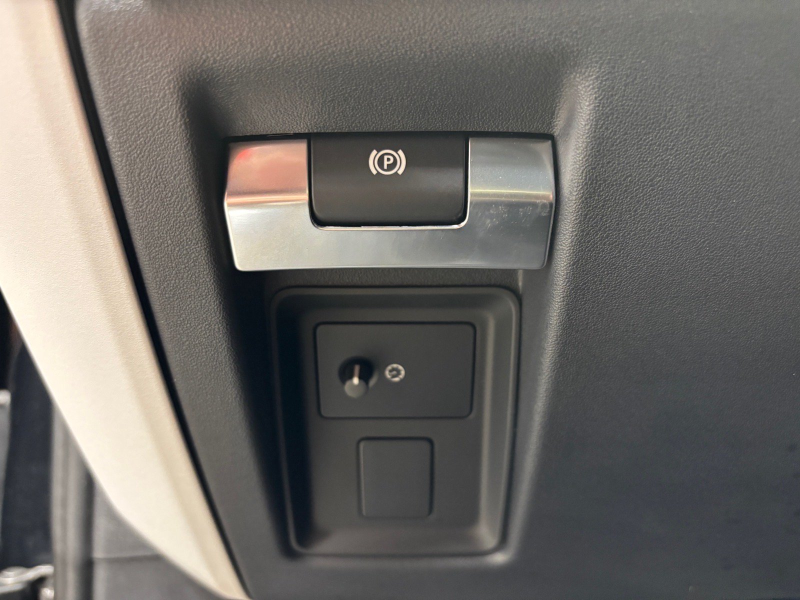 New 2025 Land Rover Defender 130 X-Dynamic SE AWD/4WD image 22