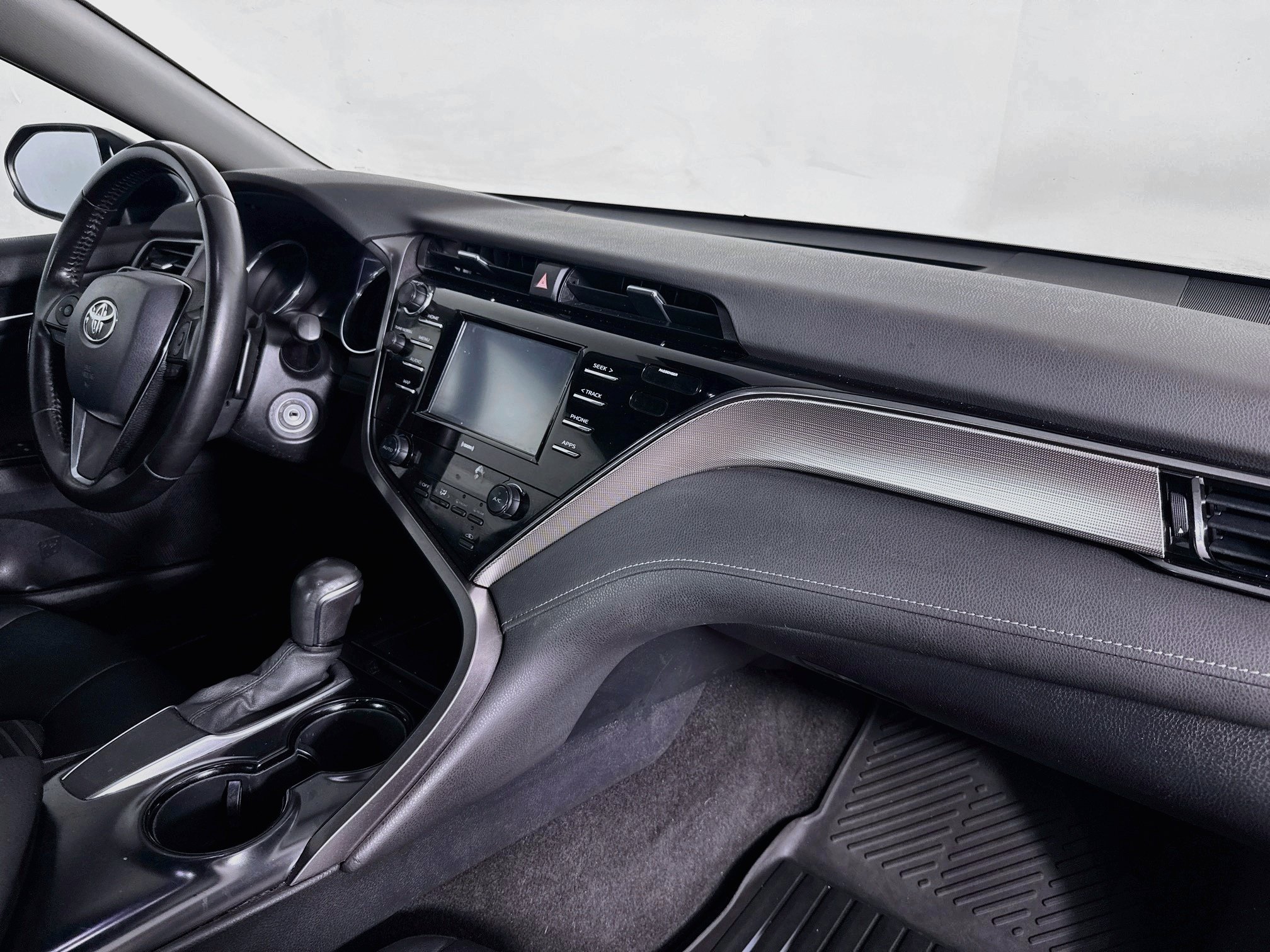 Used 2020 Toyota Camry SE FWD image 27