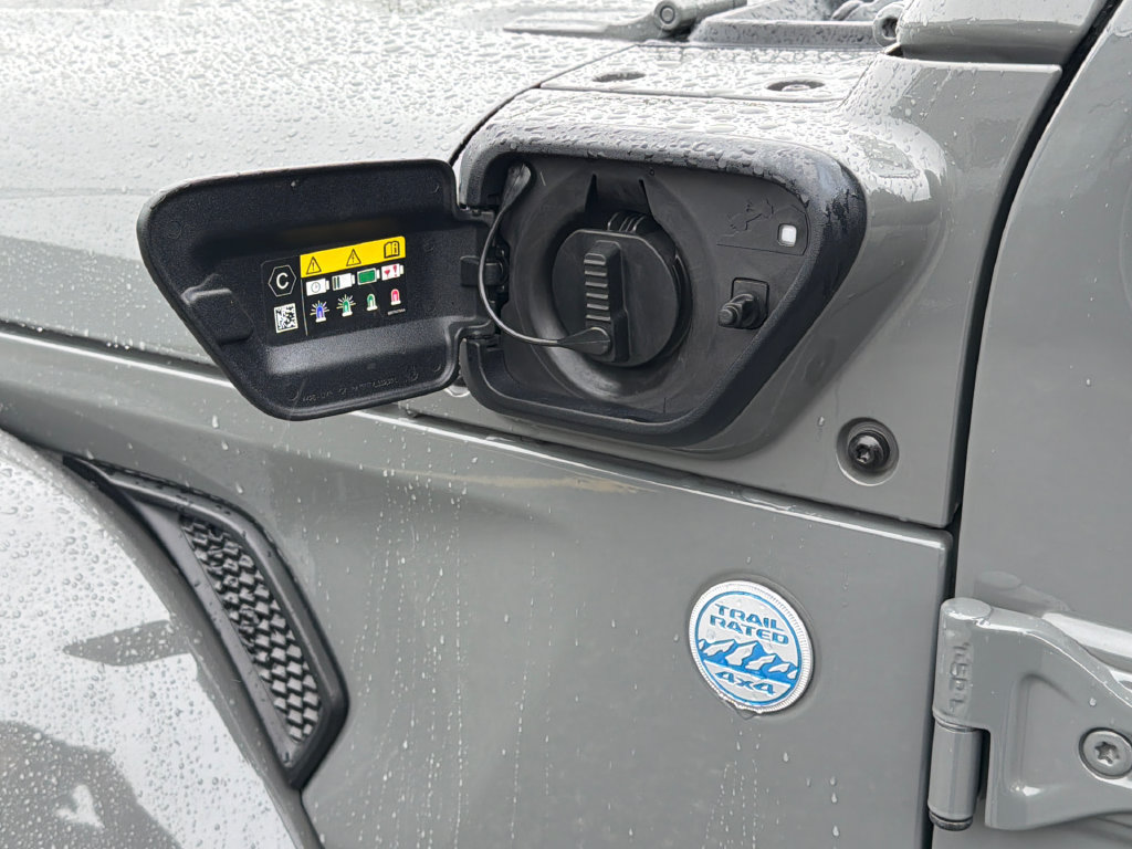 Used 2023 Jeep Wrangler Unlimited Sahara w/ Cold Weather Group AWD/4WD image 19