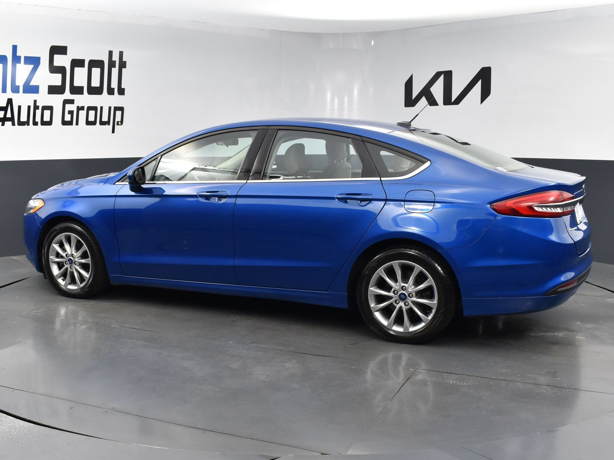 Used 2017 Ford Fusion SE w/ Fusion SE Technology Package FWD image 3