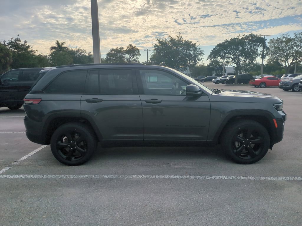 Used 2023 Jeep Grand Cherokee Altitude AWD/4WD image 5