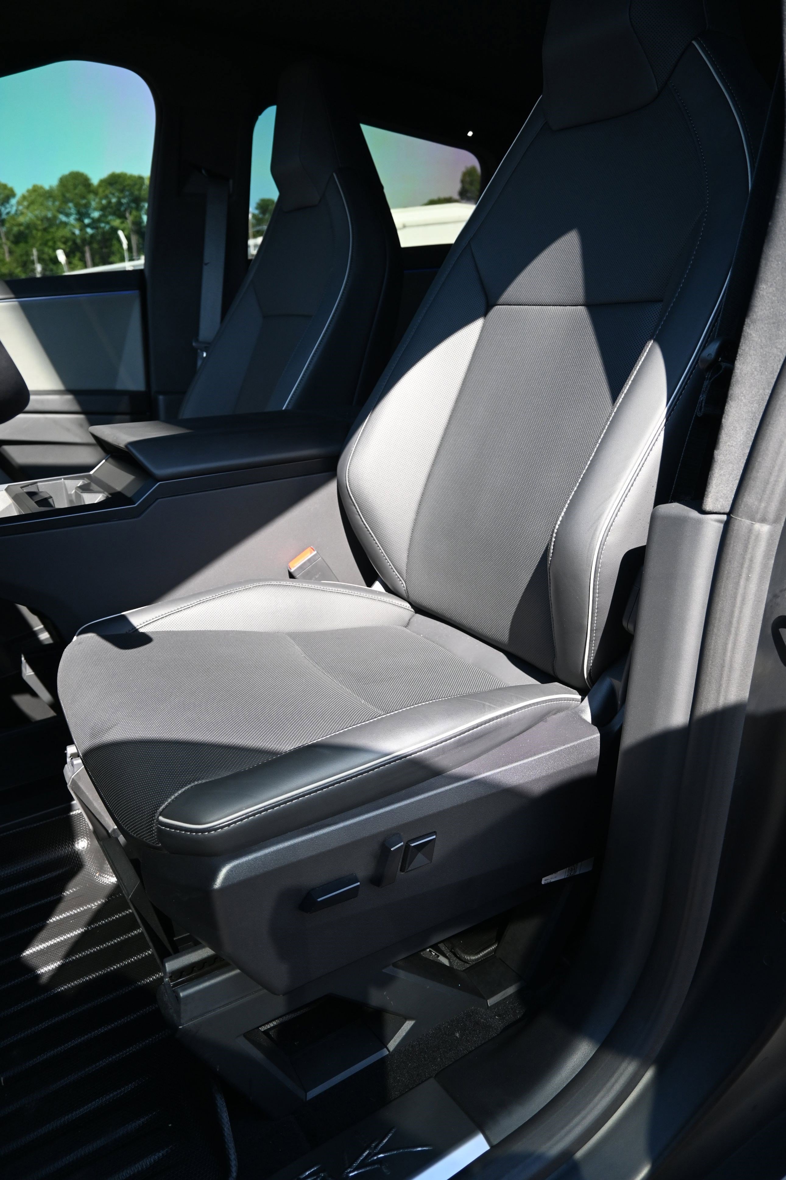 Used 2024 Tesla Cybertruck AWD Crew Cab image 17