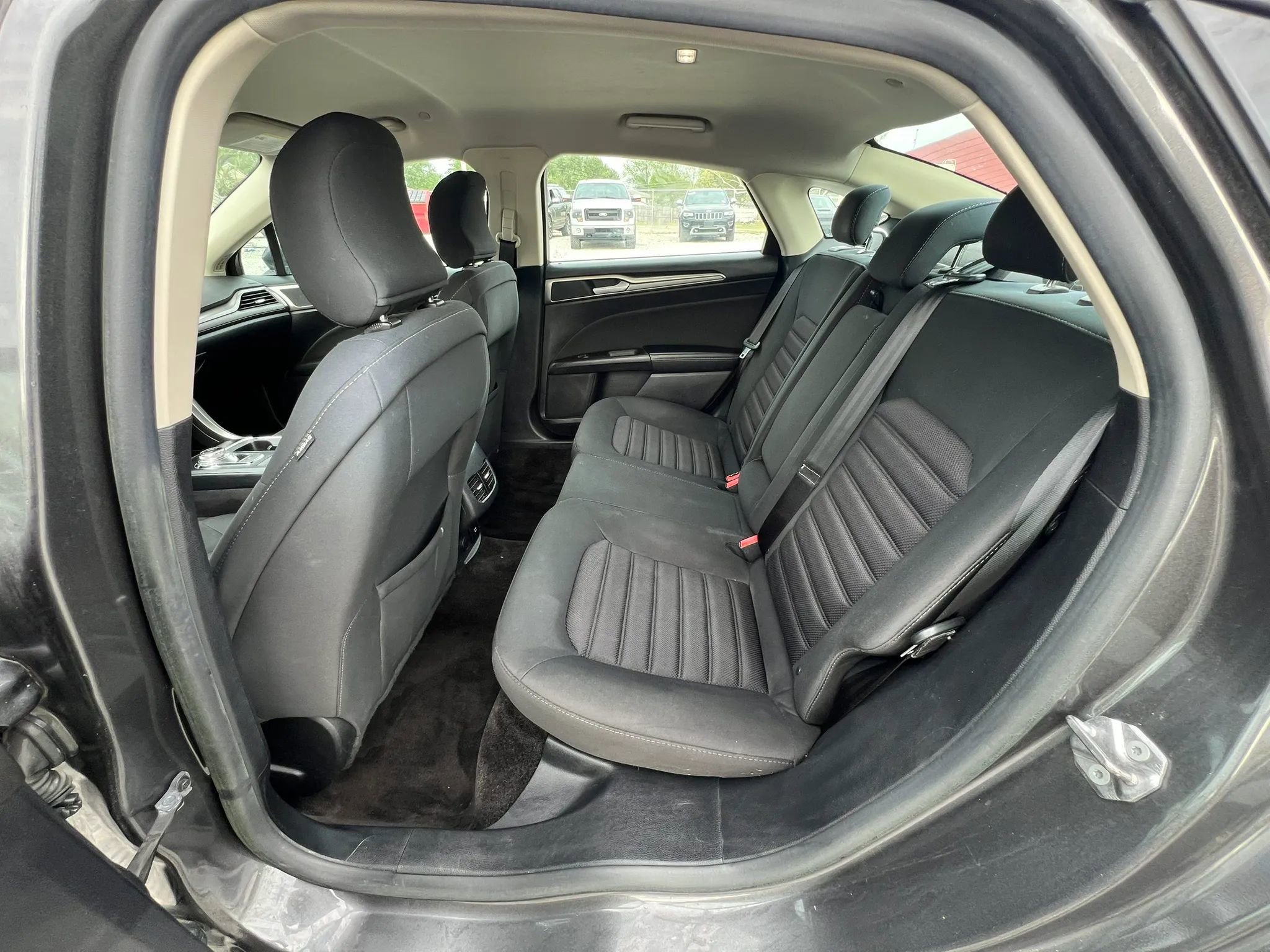 Used 2018 Ford Fusion SE image 12