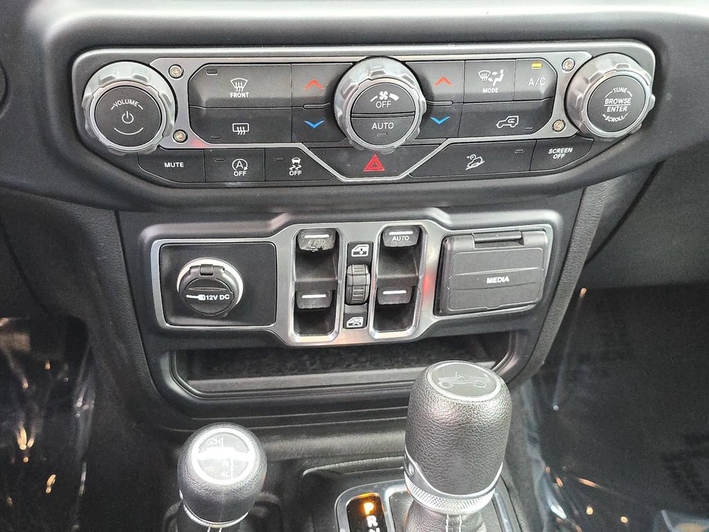Used 2019 Jeep Wrangler Unlimited Sahara AWD/4WD image 30
