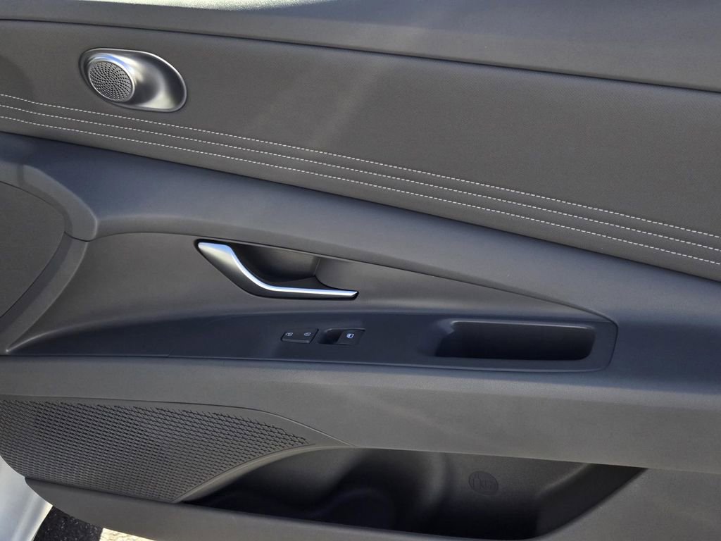 Used 2025 Hyundai Elantra SEL image 8