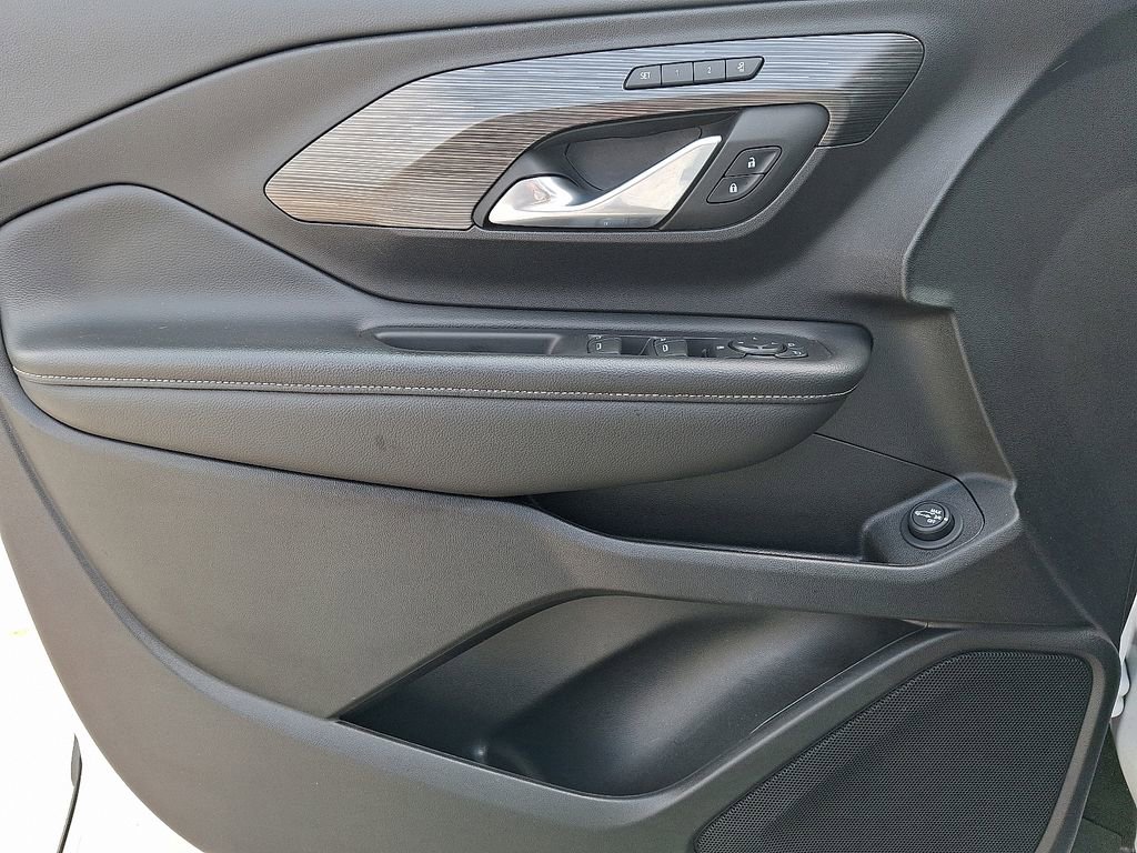 Used 2024 GMC Terrain SLT image 12