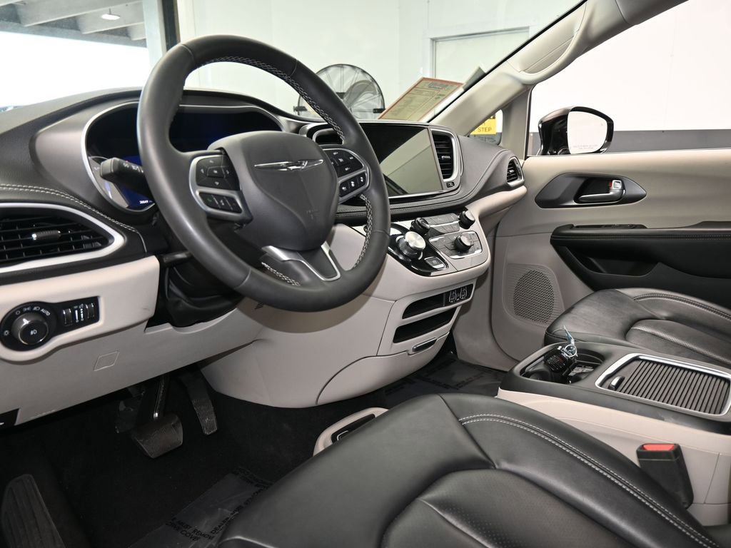 Used 2024 Chrysler Pacifica Select image 13