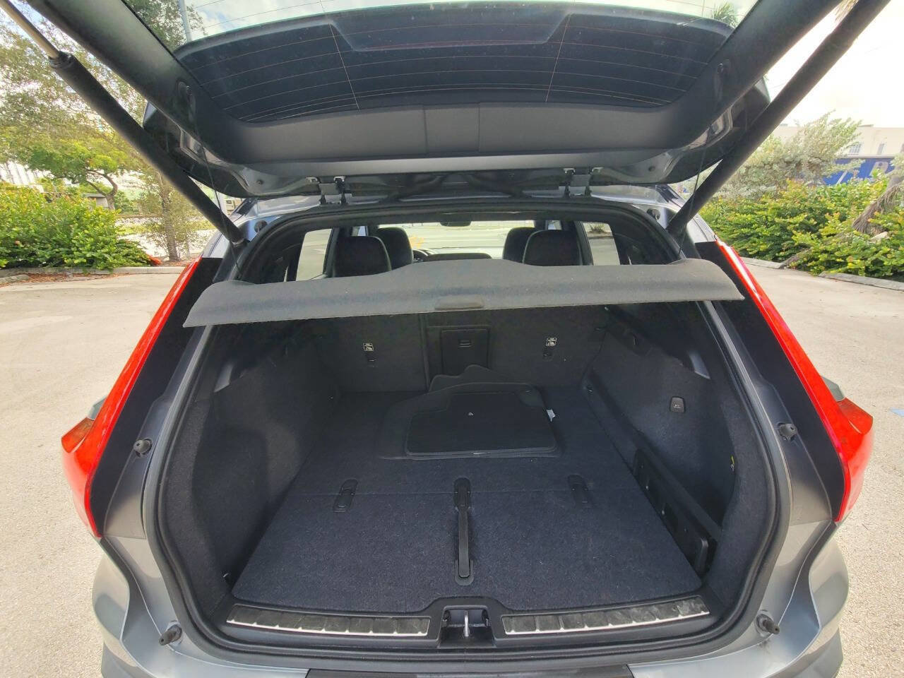 Used 2019 Volvo XC40 T5 R-Design image 12