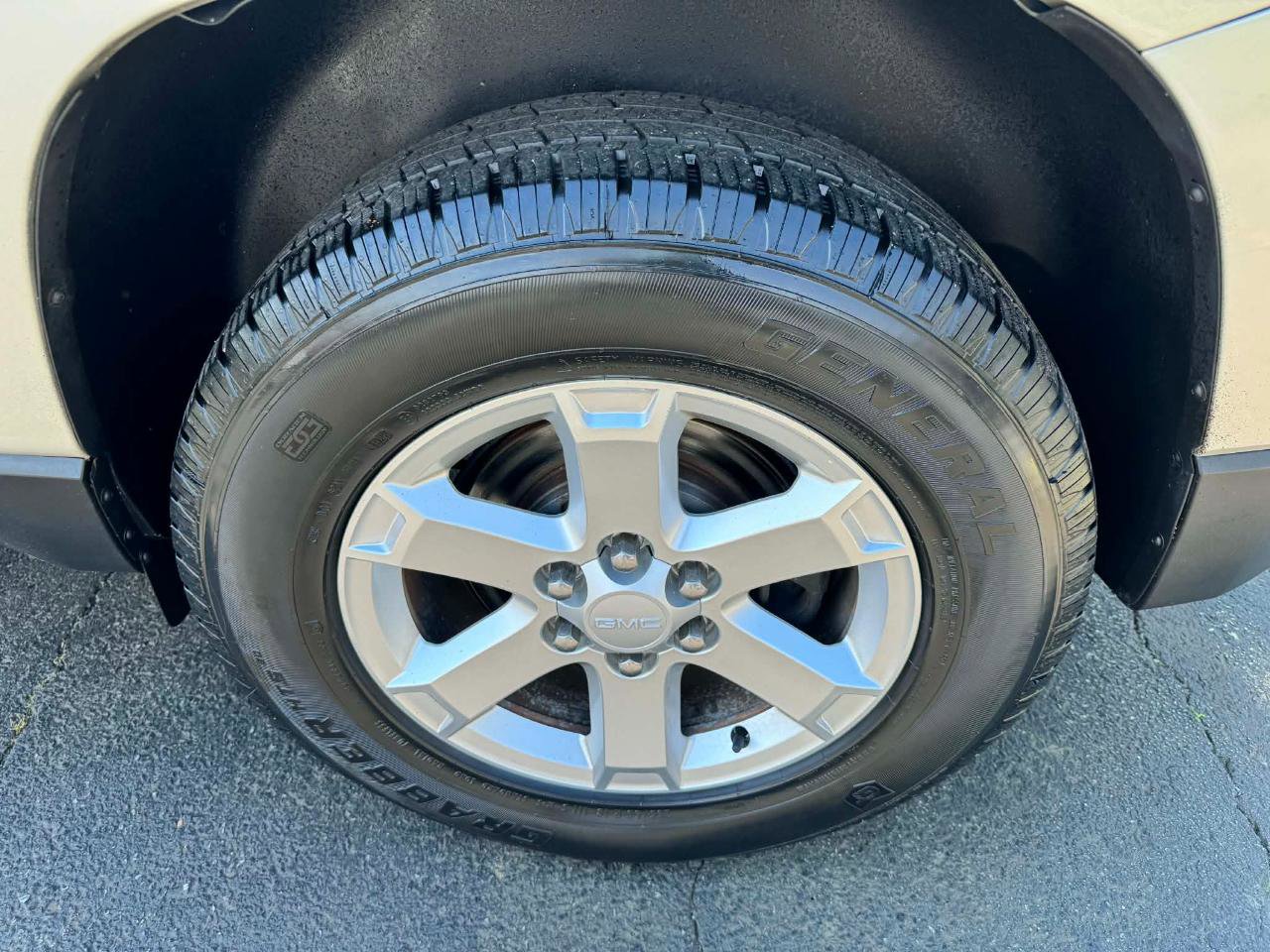 Used 2014 GMC Acadia SLE image 25