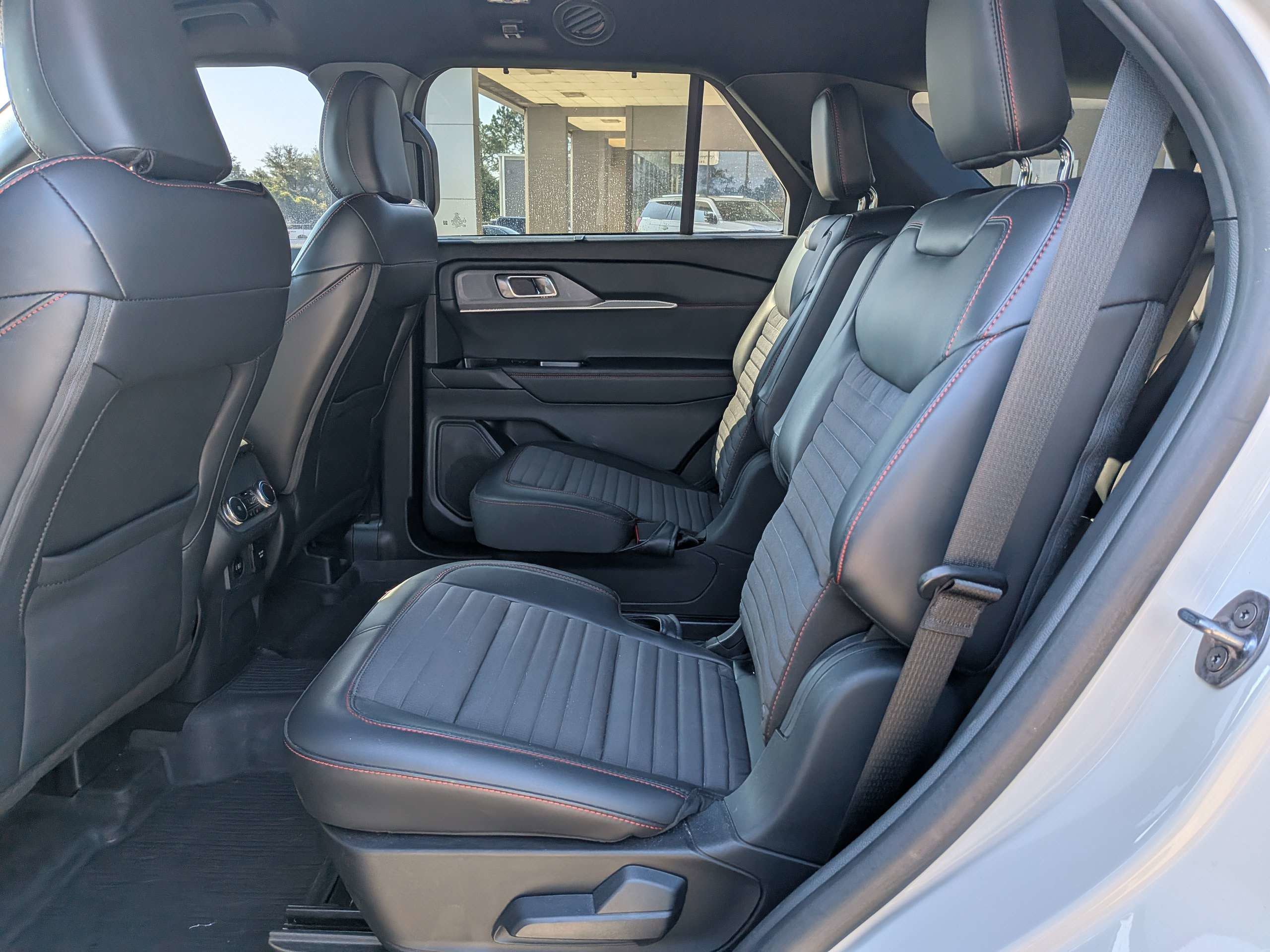 Used 2025 Ford Explorer ST-Line w/ Premium Package RWD image 15