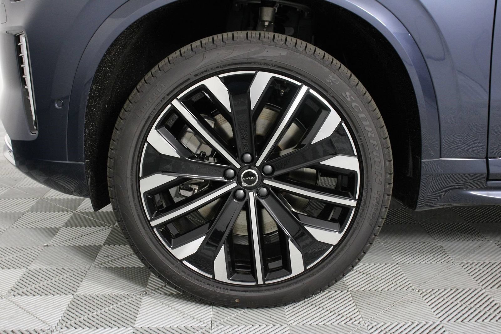New 2026 Volvo XC90 T8 Plus AWD/4WD image 13